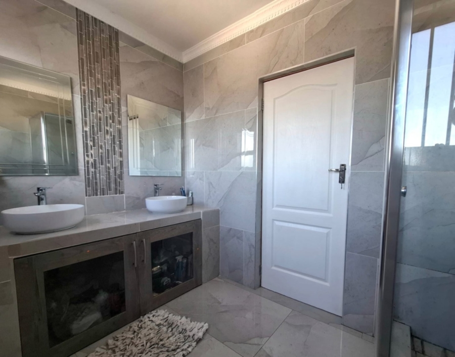 5 Bedroom Property for Sale in Nahoon Valley Park Eastern Cape